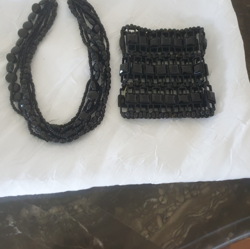 BEAUTIFUL VINTAGE BLACK NECKLACE & BRACELET SET